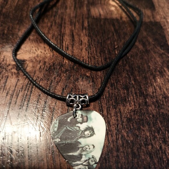 MOTLEY CRUE GROUP GUITAR PICK EARRINGS- NECKLACE SET - Picture 2 of 2